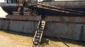 Defect schip -de Suriname- staat op zinken